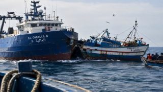 حادث خطير بسواحل بوجدور بين سفينة صيد في أعالي البحار ومركب للصيد الساحلي.