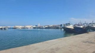 الناظور.. غلاء المحروقات يشلّ مراكب الصيد بالجر ببني أنصار لليوم السادس ومطالب بتدخل عاجل لإنقاذ القطاع